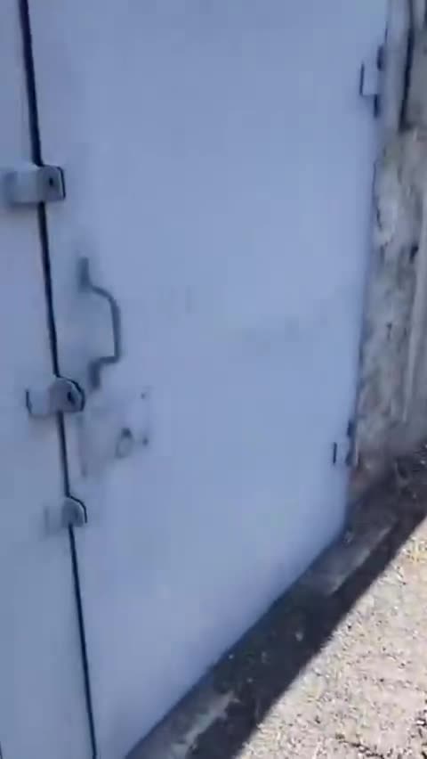 Простой, скромный гаражик для мужика