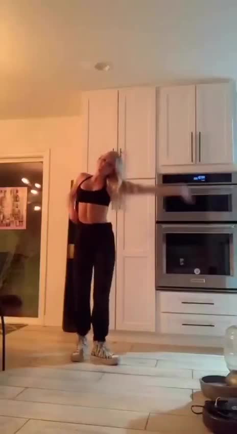 Девушка стоит на руках и подскальзывается