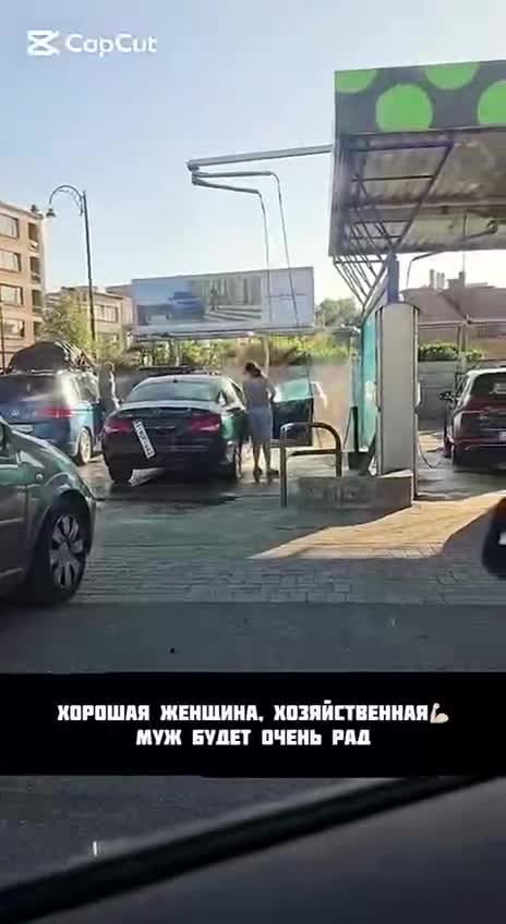 Женщина моет салон мерседеса из керхера на автомойке