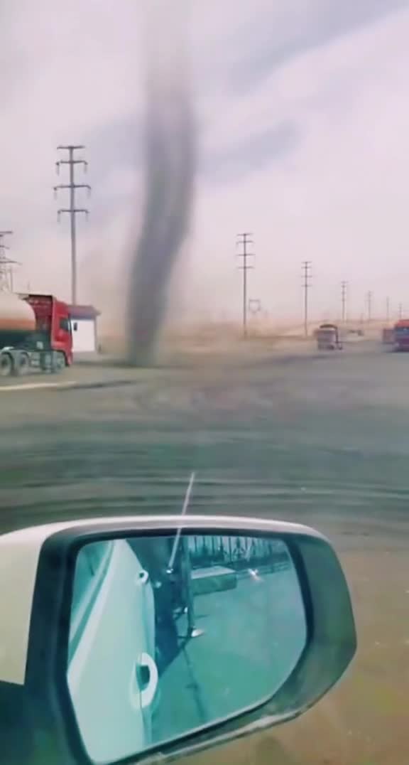 Водитель фуры проезжает через мини Торгадо