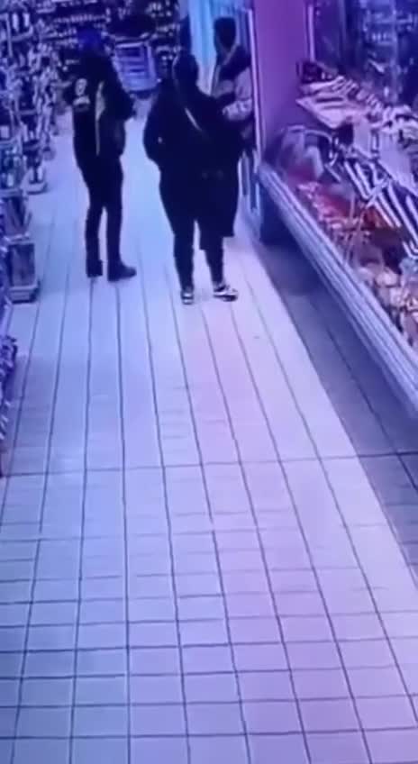 Когда хотел эпично прокатиться по магазину на телеге — похожее видео на Prikola.net