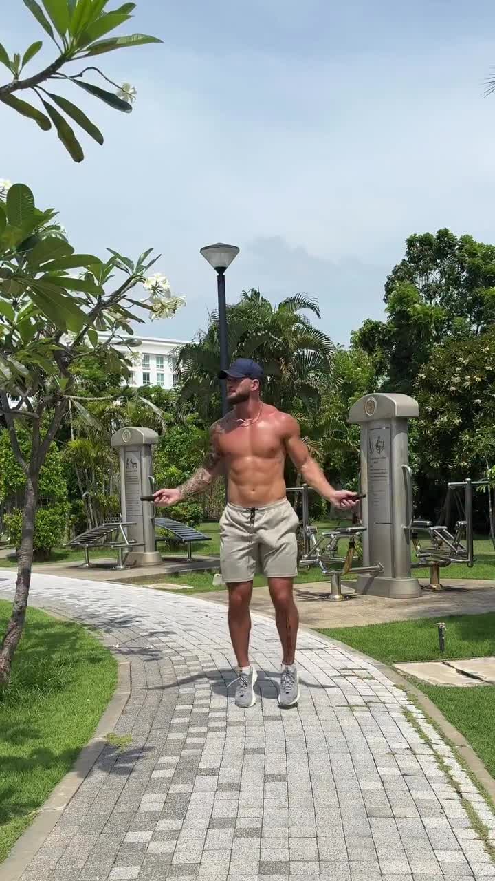 Спортивный мужчина и его скакалка 🙈😋