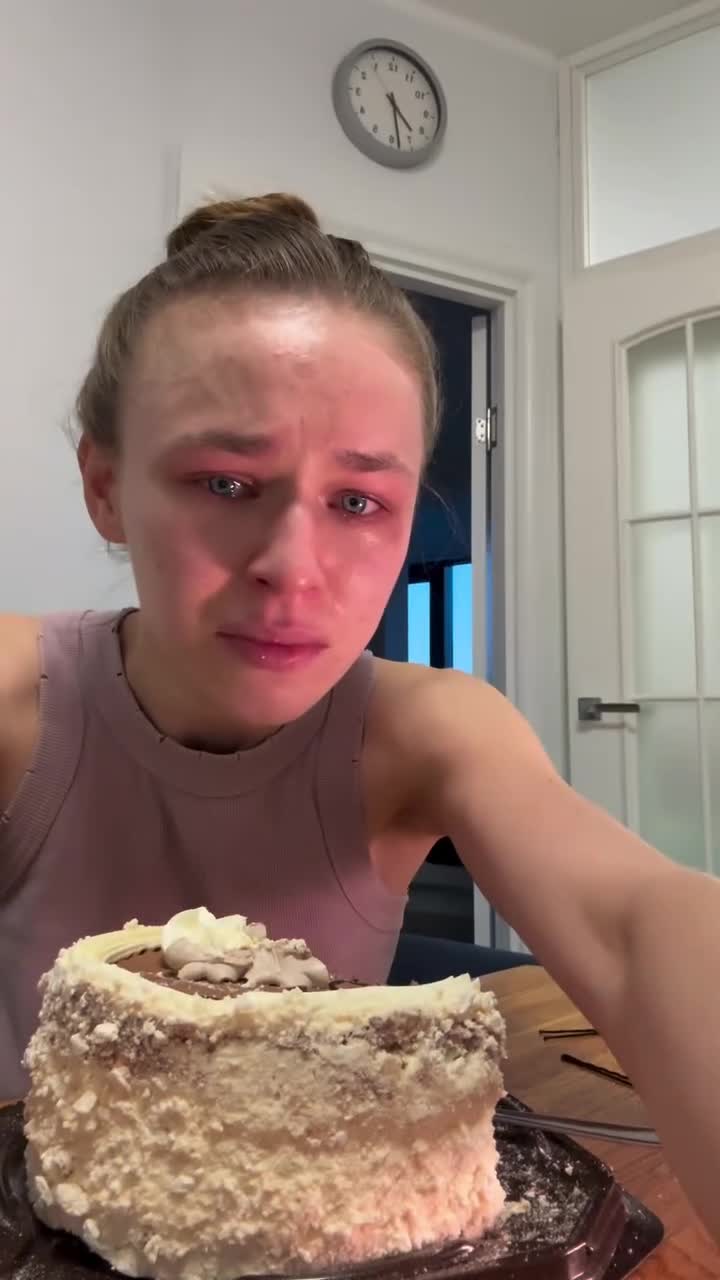 Просто невыносимо вкусный торт! 😁 — похожее видео на Prikola.net
