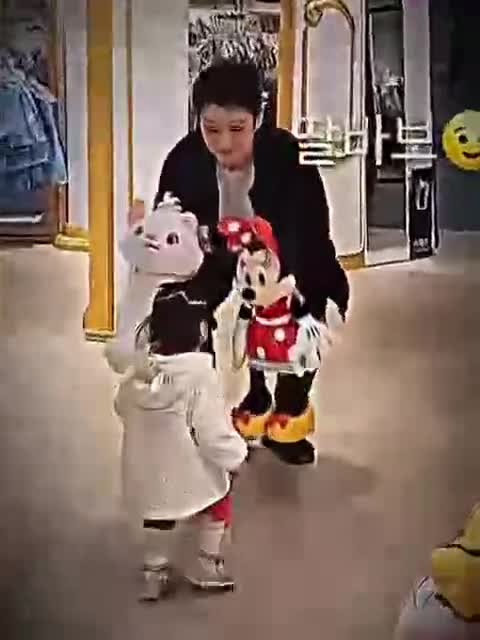 Трогательный момент между дочкой и папой